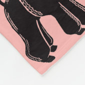 黒い標準プードルのピンクのフリースブランケット フリースブランケット (角)