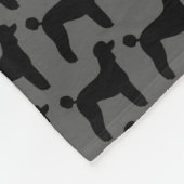 黒い標準プードルはパターンのシルエットを描きます フリースブランケット (角)