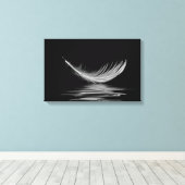黒い水に浮かぶ白い羽毛 キャンバスプリント (インサイチュ (ウッドフロア))