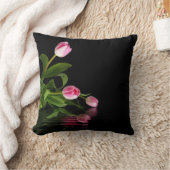 黒い水反射を持つピンクのチューリップ クッション (ブランケット)