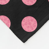 黒い渦巻形の背景にピンクの水玉模様 フリースブランケット (角)