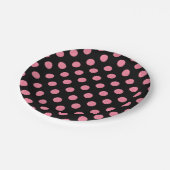 黒い渦巻形の背景にピンクの水玉模様 ペーパープレート (アングル)