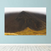 黒い火山山と低い雲のキャンバスのアート キャンバスプリント (インサイチュ (ウッドフロア))