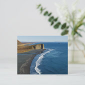 黒い火山砂がビーチ上にある海の海岸 ポストカード (スタンド正面)