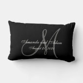 黒い灰色のモノグラムの結婚式 ランバークッション (裏面)