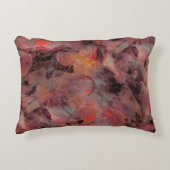 黒い灰色の粒状の背景に赤い色合いの汚れ アクセントクッション (正面)