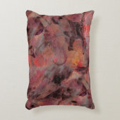 黒い灰色の粒状の背景に赤い色合いの汚れ アクセントクッション (正面(垂直))