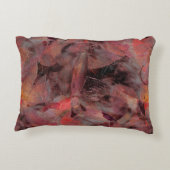 黒い灰色の粒状の背景に赤い色合いの汚れ アクセントクッション (裏面)