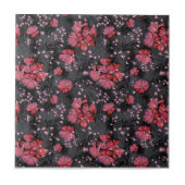 黒い灰色の背景に赤い花。 タイル (正面)