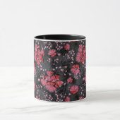黒い灰色の背景に赤い花。 マグカップ (中央)