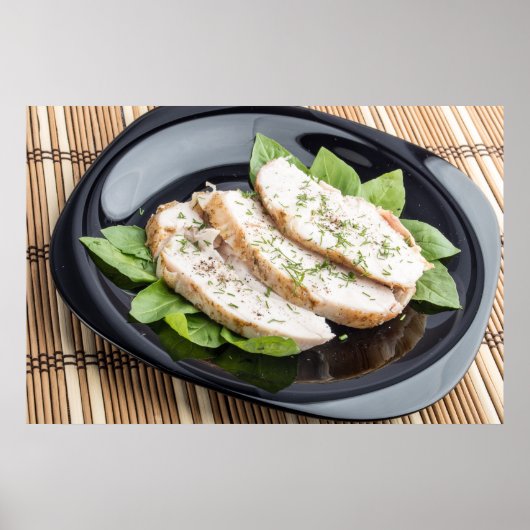 黒い焼いたプレートに切った鶏肉 ポスター (正面)