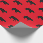 黒い熊が太い赤い背景に ラッピングペーパー (角)