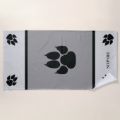 黒い犬がグレーの上を歩く名前をカスタムする ビーチタオル (正面)