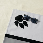 黒い犬がグレーの上を歩く名前をカスタムする ビーチタオル (インサイチュ)