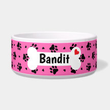 黒い犬の手のプリントとハートパターン