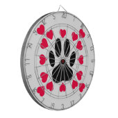 黒い犬の手のプリントハートシェイプ ダーツボード (正面左)