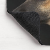 黒い犬を見つめ離れた雑種の犬 マウスパッド (コーナー)