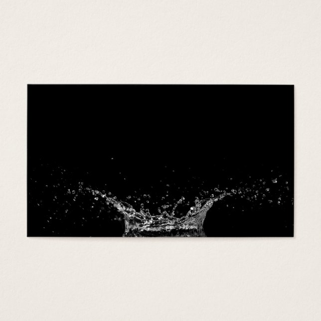 黒い独身の背景に水しぶきが出る (正面)