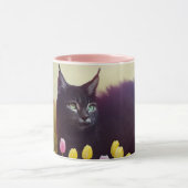 黒い猫がチューリップを抜け出す – Mug マグカップ (中央)