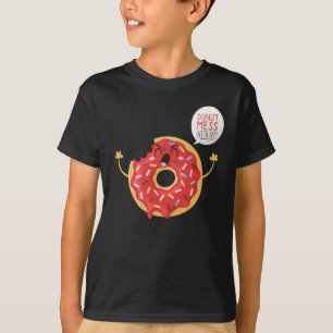 黒い男の子のTシャツのカッコいいドーナツスケートのおもしろい Tシャツ