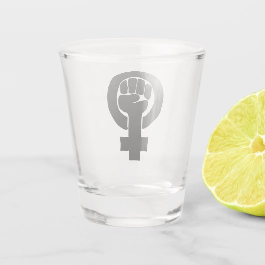 黒い男女同権主義の握りこぶし ショットグラス (裏面)