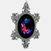 黒い白熱［赤熱］光を放つ背景にネオンの夜蝶 スノーフレークピューターオーナメント (左)