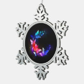 黒い白熱［赤熱］光を放つ背景にネオンの夜蝶 スノーフレークピューターオーナメント (右)