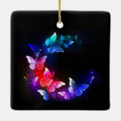 黒い白熱［赤熱］光を放つ背景にネオンの夜蝶 セラミックオーナメント (裏面)