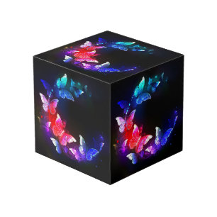 黒い白熱［赤熱］光を放つ背景にネオンの夜蝶 フォトキューブ