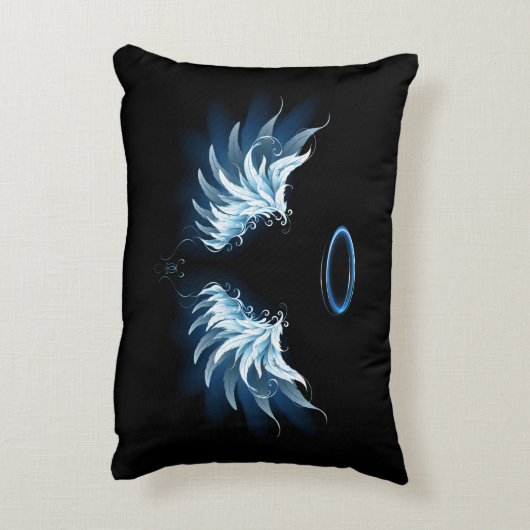 黒い白熱［赤熱］光を放つ背景の青いエンジェルウィングス アクセントクッション (裏面(縦))