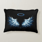黒い白熱［赤熱］光を放つ背景の青いエンジェルウィングス アクセントクッション (裏面)
