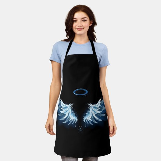 黒い白熱［赤熱］光を放つ背景の青いエンジェルウィングス エプロン (着用した状態)