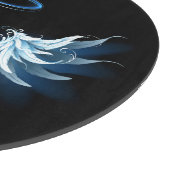 黒い白熱［赤熱］光を放つ背景の青いエンジェルウィングス カッティングボード (角)