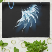 黒い白熱［赤熱］光を放つ背景の青いエンジェルウィングス キッチンタオル (折り畳み)