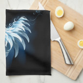 黒い白熱［赤熱］光を放つ背景の青いエンジェルウィングス キッチンタオル (四つ折り)
