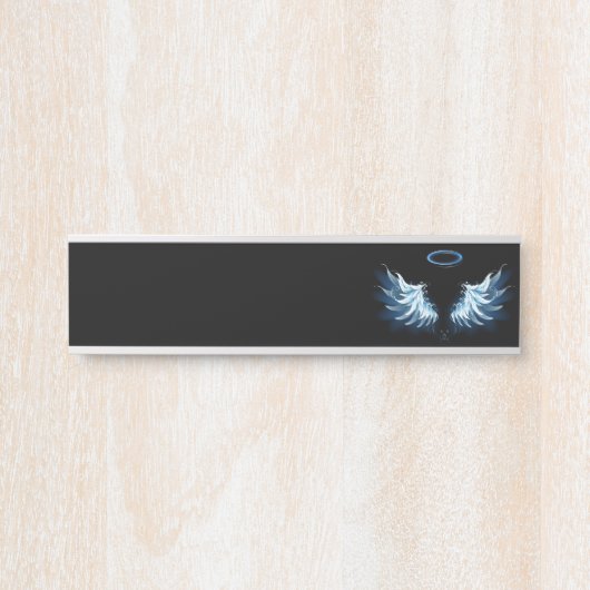 黒い白熱［赤熱］光を放つ背景の青いエンジェルウィングス サインプレート (正面)