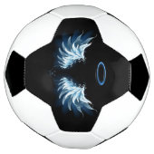 黒い白熱［赤熱］光を放つ背景の青いエンジェルウィングス サッカーボール (回転)