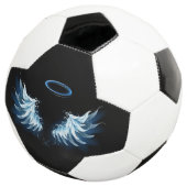 黒い白熱［赤熱］光を放つ背景の青いエンジェルウィングス サッカーボール (3/4)