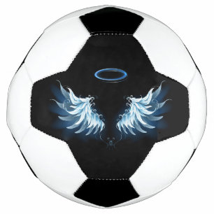 黒い白熱［赤熱］光を放つ背景の青いエンジェルウィングス サッカーボール