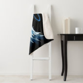 黒い白熱［赤熱］光を放つ背景の青いエンジェルウィングス シェルパブランケット (インサイチュ)