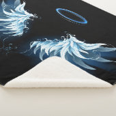 黒い白熱［赤熱］光を放つ背景の青いエンジェルウィングス シェルパブランケット (3/4)