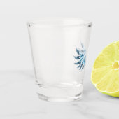 黒い白熱［赤熱］光を放つ背景の青いエンジェルウィングス ショットグラス (左)