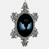 黒い白熱［赤熱］光を放つ背景の青いエンジェルウィングス スノーフレークピューターオーナメント (左)