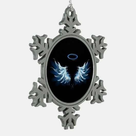 黒い白熱［赤熱］光を放つ背景の青いエンジェルウィングス スノーフレークピューターオーナメント (左)