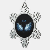 黒い白熱［赤熱］光を放つ背景の青いエンジェルウィングス スノーフレークピューターオーナメント (右)