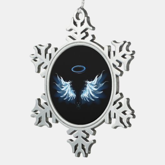黒い白熱［赤熱］光を放つ背景の青いエンジェルウィングス スノーフレークピューターオーナメント (右)