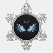 黒い白熱［赤熱］光を放つ背景の青いエンジェルウィングス スノーフレークピューターオーナメント (正面)