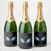 黒い白熱［赤熱］光を放つ背景の青いエンジェルウィングス スパークリングワインラベル (ボトル)