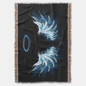 黒い白熱［赤熱］光を放つ背景の青いエンジェルウィングス スローブランケット (正面縦)