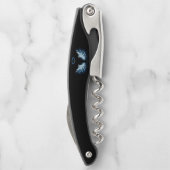 黒い白熱［赤熱］光を放つ背景の青いエンジェルウィングス ソムリエナイフ (裏面)